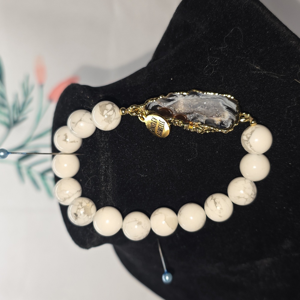 Kinsley Armelle Howlite Beaded Stretch Bracelet with Geode And Gold Tone Accents